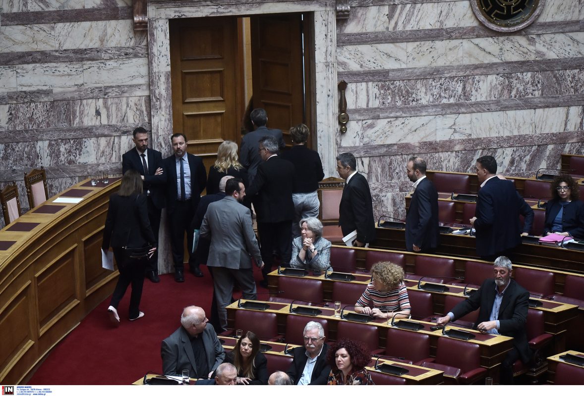 Βουλή: Με ένταση και αποχώρηση ΣΥΡΙΖΑ άρχισε η συζήτηση για το πόρισμα της προανακριτικής