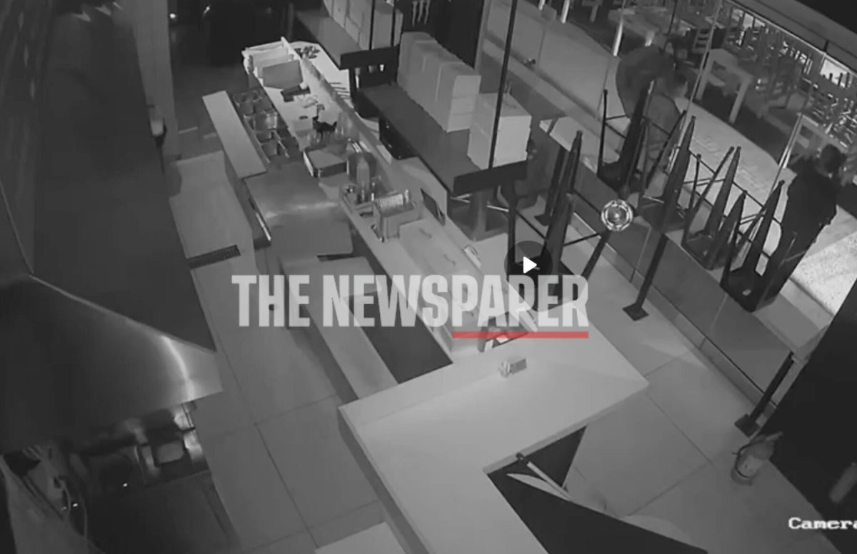 Καρέ – καρέ η διάρρηξη τσιπουράδικου στον Βόλο – Άνοιξαν την πόρτα με λοστό