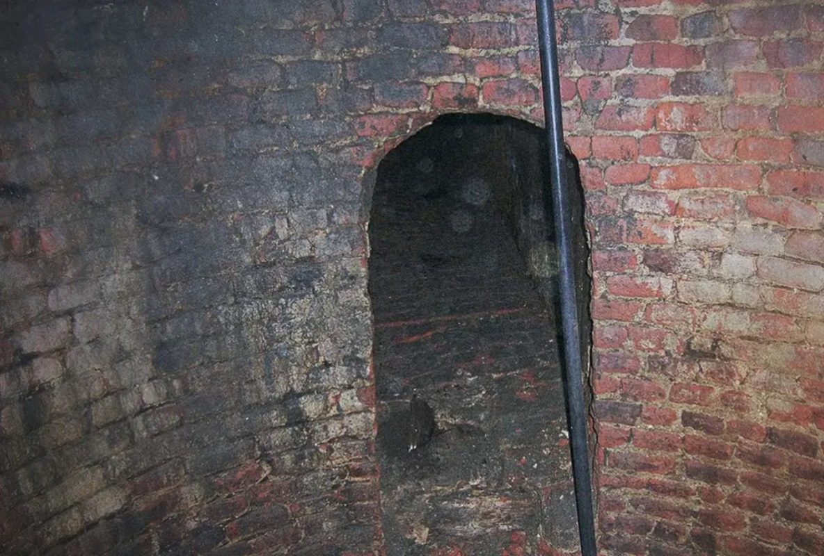 Ιδιοκτήτης ανακάλυψε κρυφό τούνελ κάτω από το σπίτι του, ενώ έκανε ανακαίνιση