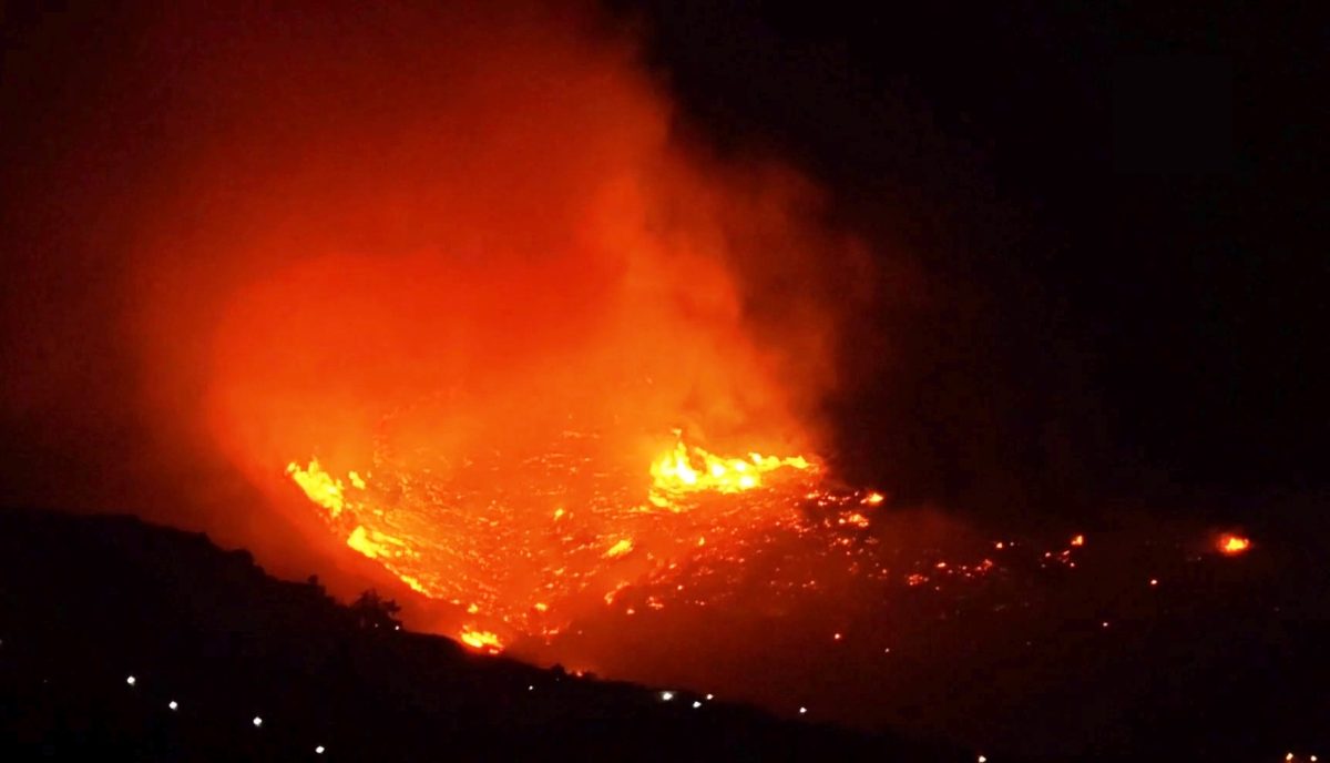 Μεγάλη φωτιά στη Διψέλιζα μεταξύ Κερατέας και Λαυρίου – Μήνυμα 112 στους κατοίκους – Βίντεο