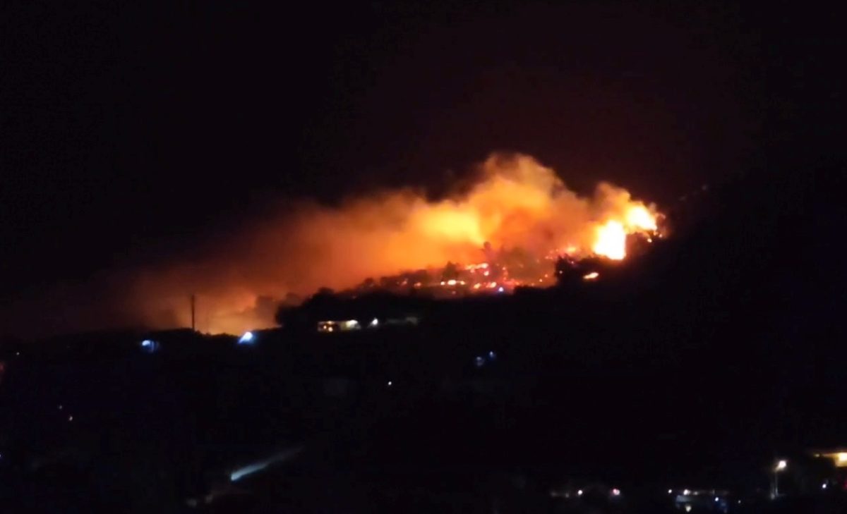 Φωτιά μεταξύ Κερατέας και Λαυρίου: Καλύτερη εικόνα, διάσπαρτες εστίες χωρίς ενιαίο μέτωπο – Βίντεο