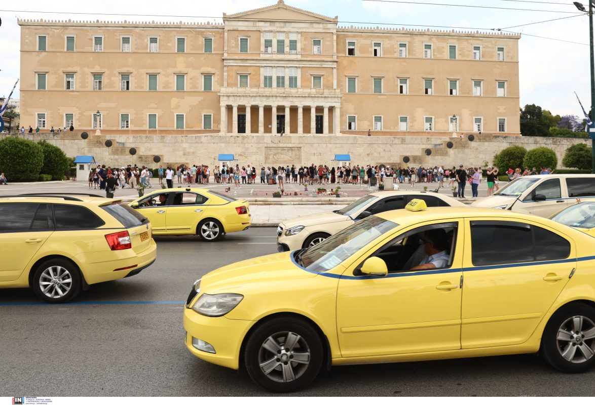 Απεργία ταξί: Ένταση έξω απο του υπουργείο Μεταφορών