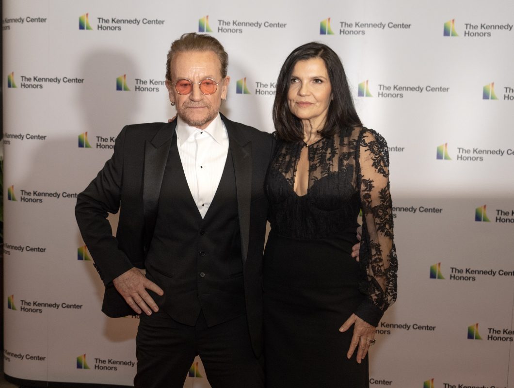 Ο Bono σπάει τη σιωπή του μετά τις φήμες για ειδύλλιο ανάμεσα στη γυναίκα του και τον The Edge