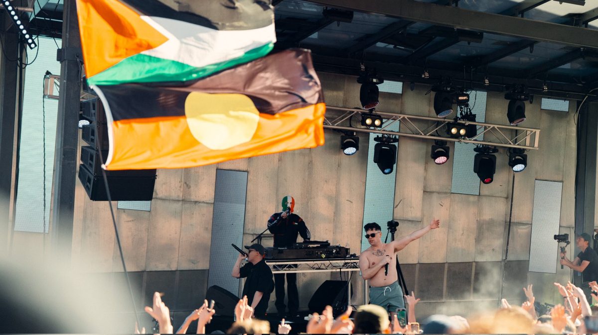 Βρετανία: Η αντιτρομοκρατική ερευνά βίντεο από συναυλίες των Kneecap