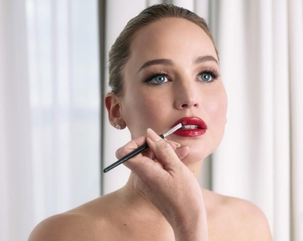 Πιο εντυπωσιακή από ποτέ: Η Jennifer Lawrence στις Κάννες παραδίδει masterclass μαθήματα μακιγιάζ