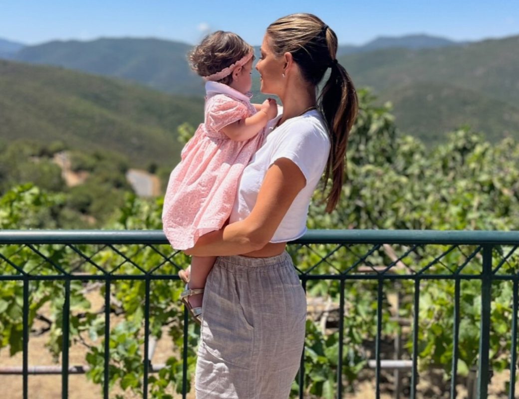 Συγκινεί η Maria Menounos: «Η κόρη μου είναι ο λόγος που είμαι τόσο αφοσιωμένη στη θεραπεία μου»