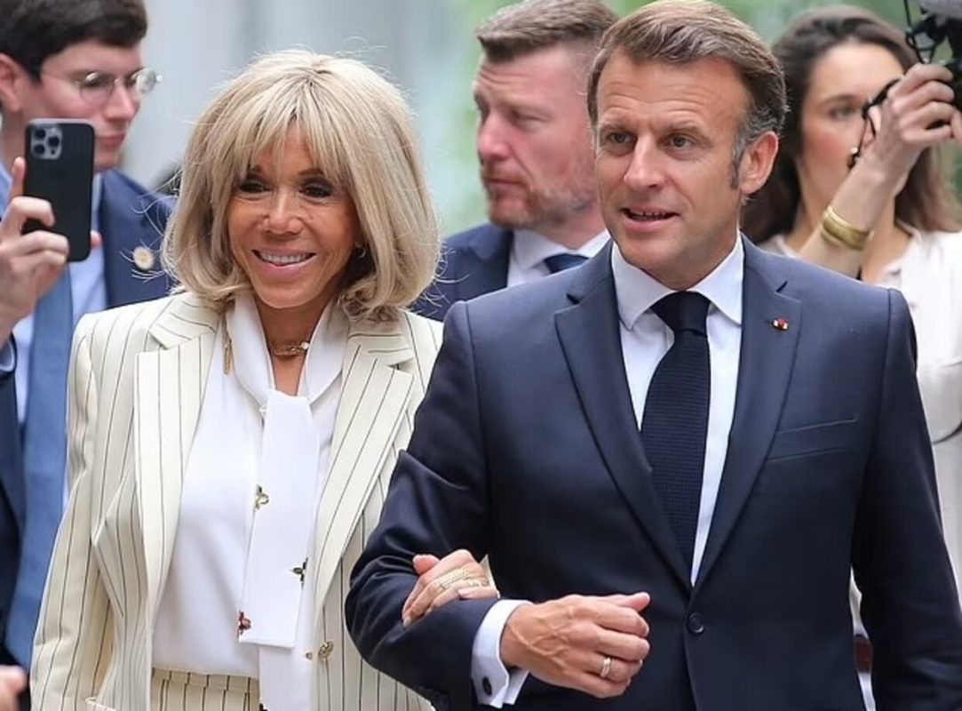 Βιετνάμ: Εμανουέλ Μακρόν και Μπριζίτ χέρι-χέρι μετά το… viral χαστούκι