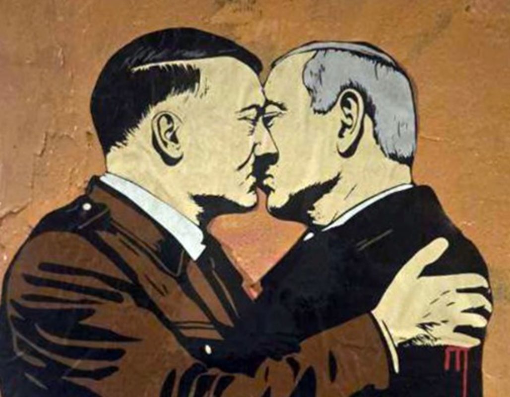 Ρώμη: Η Laika ζωγραφίζει τον Νετανιάχου να φιλά τον Χίτλερ σε γκραφίτι – «Δεν έχουμε μάθει τίποτα από το παρελθόν»