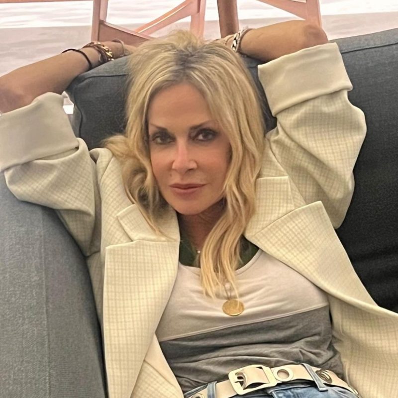 Άννα Βίσση: Έγινε νονά – Βάφτισε τον γιο του Γιάννη και της Δήμητρας Κούστα