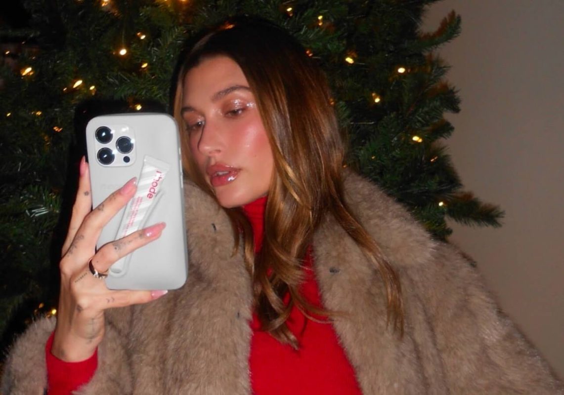 Η Hailey Bieber γιορτάζει την beauty συμφωνία-μαμούθ χωρίς τον Justin