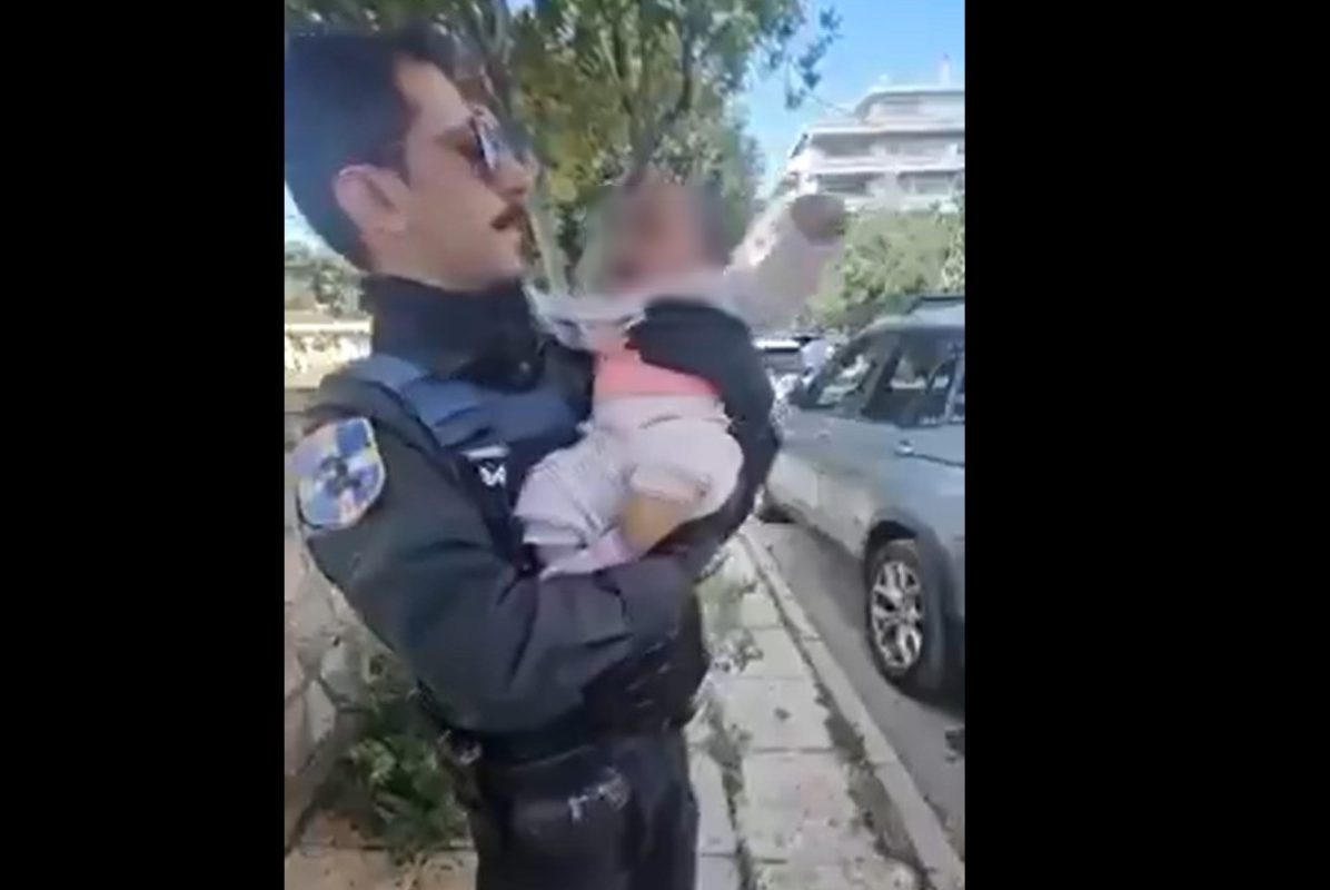 Άλιμος: «Όταν φτάσαμε το παιδί ήταν εξαντλημένο…» – Τι λένε οι αστυνομικοί που εντόπισαν το βρέφος