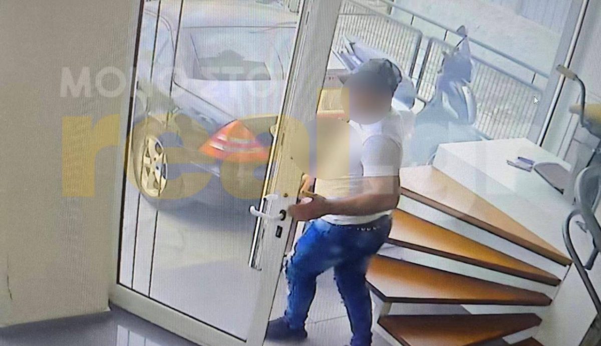 Προσποιούνταν τους διανομείς φυλλαδίων και έκλεβαν κινητά από καταστήματα – Καρέ καρέ η δράση τους