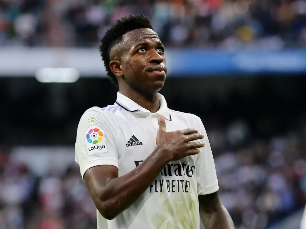 «Βινίσιους Ολυμπιακάρα»: Ο Βραζιλιάνος σούπερ σταρ ποζάρει με την επετειακή φανέλα του Ολυμπιακού – ΕΙΚΟΝΑ