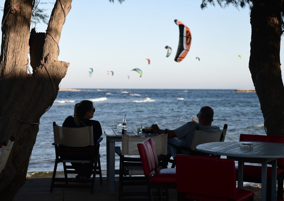 Καιρός: Επιμένουν τα μελτέμια – Πού θα είναι αυξημένος ο κίνδυνος πυρκαγιάς
