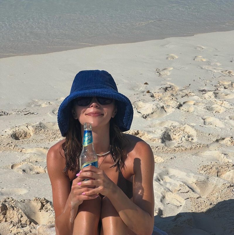 Μπορεί όντως το θαλασσινό νερό να προκαλεί τριχόπτωση; Τι ακριβώς συμβαίνει και πώς θα το αποφύγετε