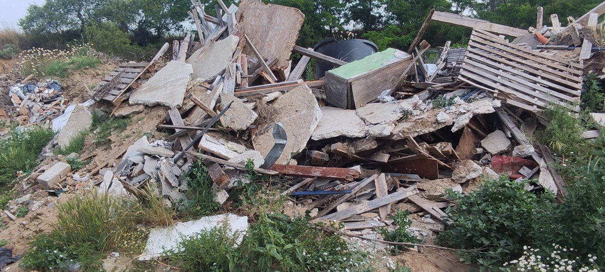 Πατέρας και γιος πετούσαν και έθαβαν μπάζα σε χωράφια στην Επανομή