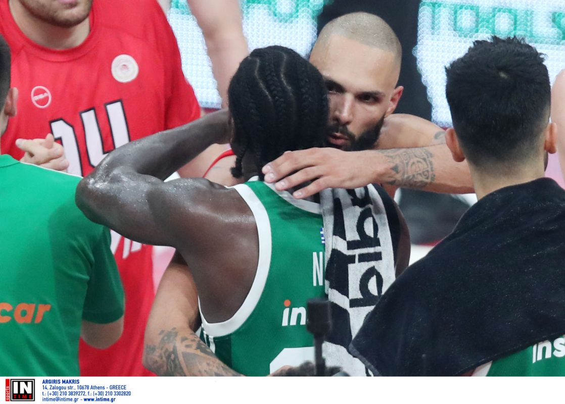 Ολυμπιακός – Παναθηναϊκός: H αγκαλιά Φουρνιέ – Ναν μετά το τέλος του αγώνα στο ΣΕΦ