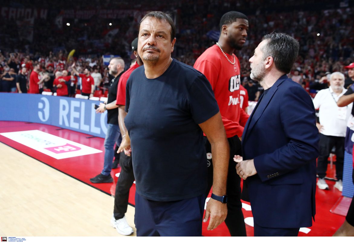 Αταμάν: Έφεραν τόσες ελληνικές σημαίες και στον Ολυμπιακό αγωνίζεται μόνο ένας Έλληνας, οι άλλοι είναι ψεύτικοι