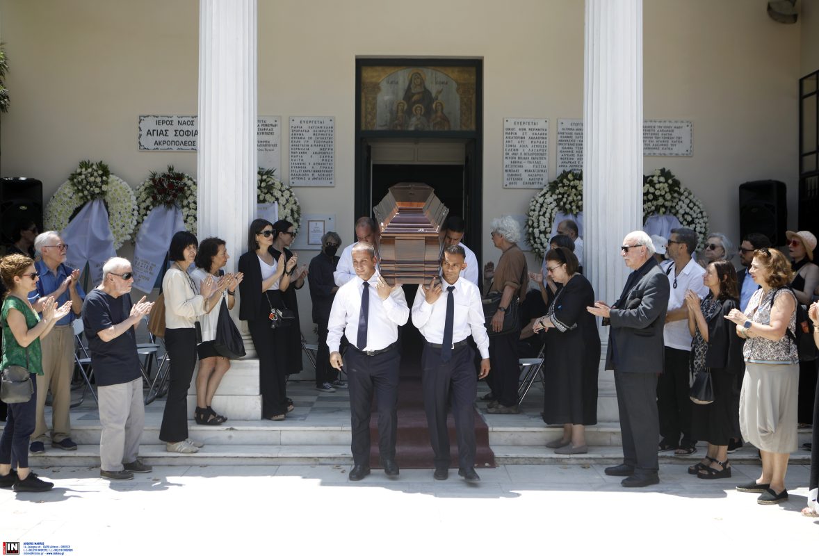 Βασίλης Παπαβασιλείου: Σε κλίμα συγκίνησης το τελευταίο αντίο στον σπουδαίο θεατράνθρωπο