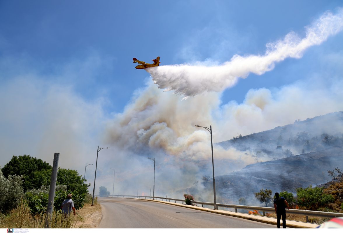 «Πύρινος» εφιάλτης στη Χίο – Εκκενώσεις οικισμών