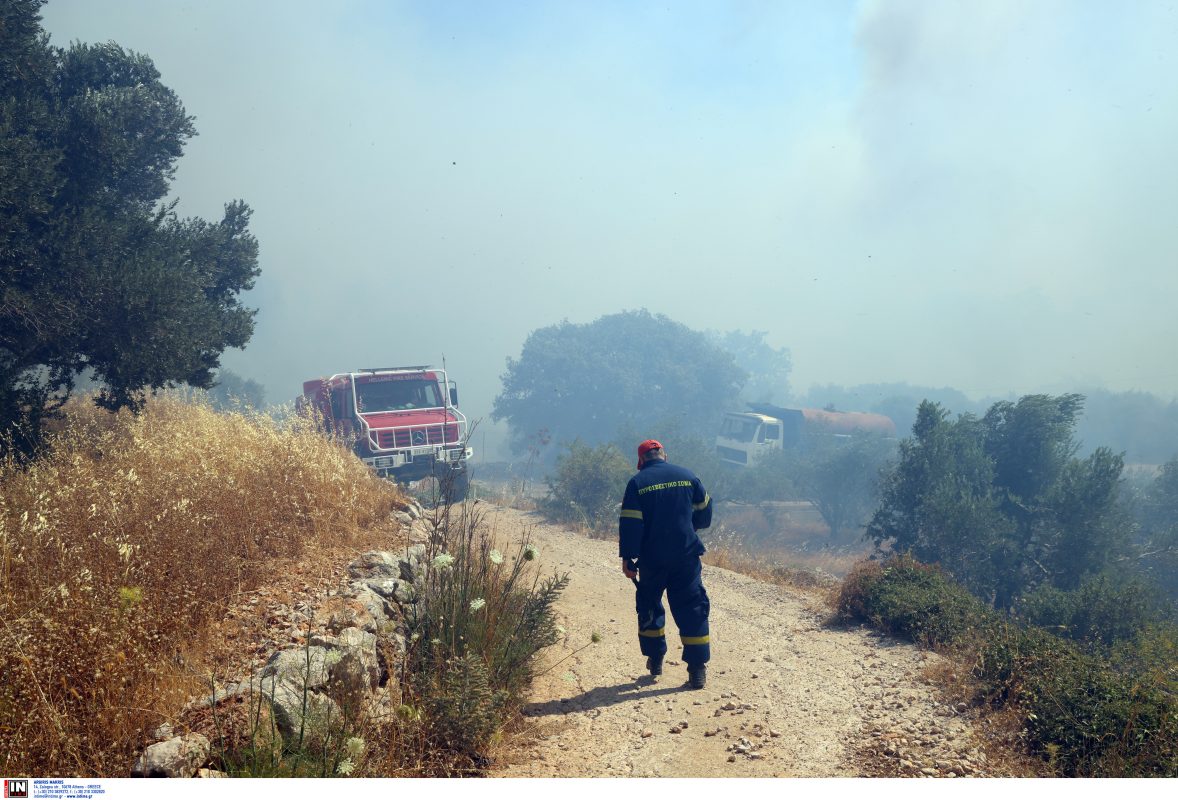 Xίος: Μάχη με τις φλόγες και τους ανέμους δίνουν οι πυροσβέστες – Μπαράζ από 112 στο νησί