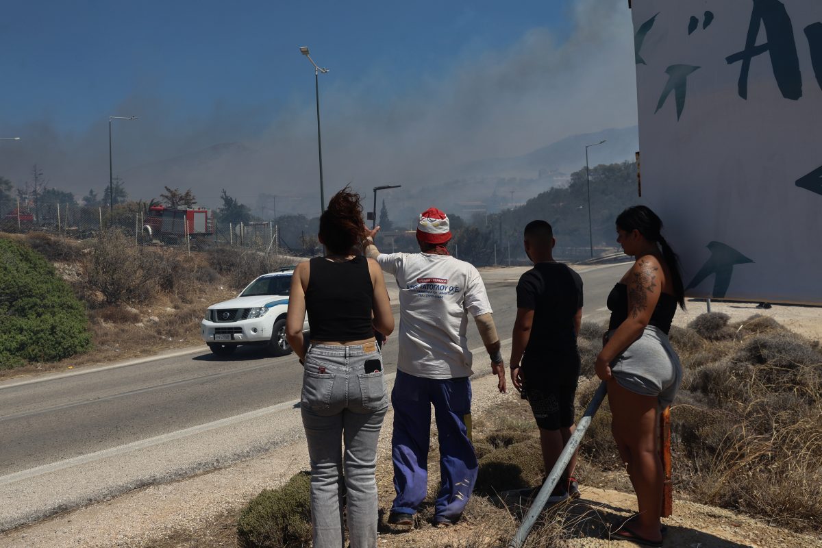 Παλαιά Φώκαια: Σε ύφεση η φωτιά- Ισχυρές πυροσβεστικές δυνάμεις συνεχίζουν να επιχειρούν