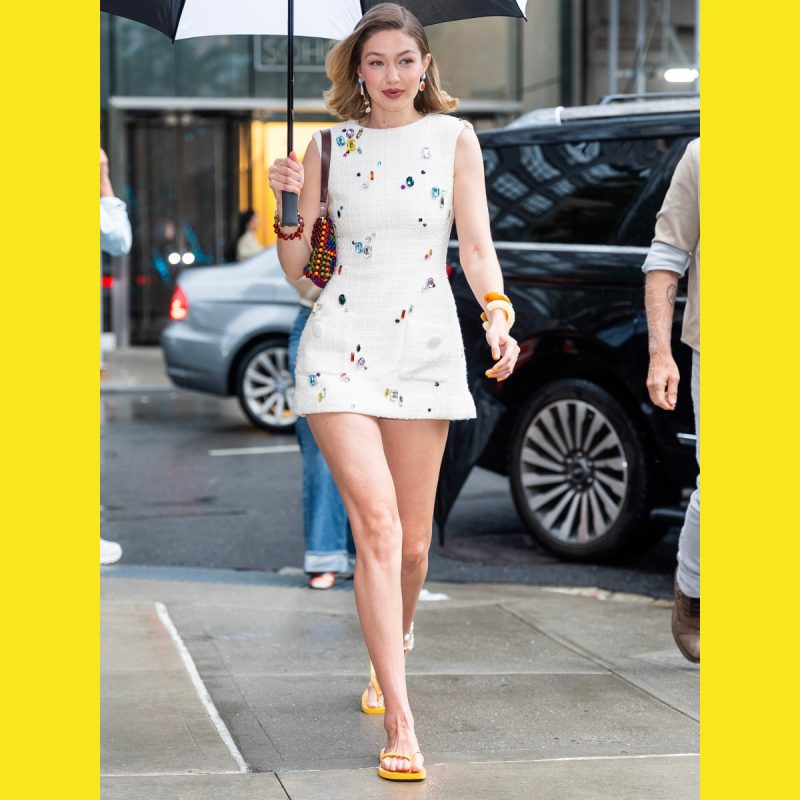 Οι Gigi Hadid, Miley Cyrus και άλλες διάσημες το αποδεικνύουν: Οι σαγιονάρες είναι η απόλυτη τάση για το καλοκαίρι 2025