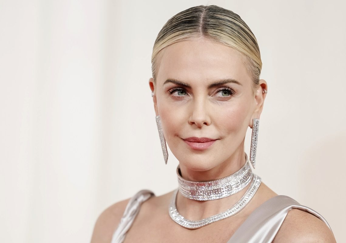 Charlize Theron κατά Bezos και Sánchez μετά τον γάμο: «Είναι απαίσιοι»
