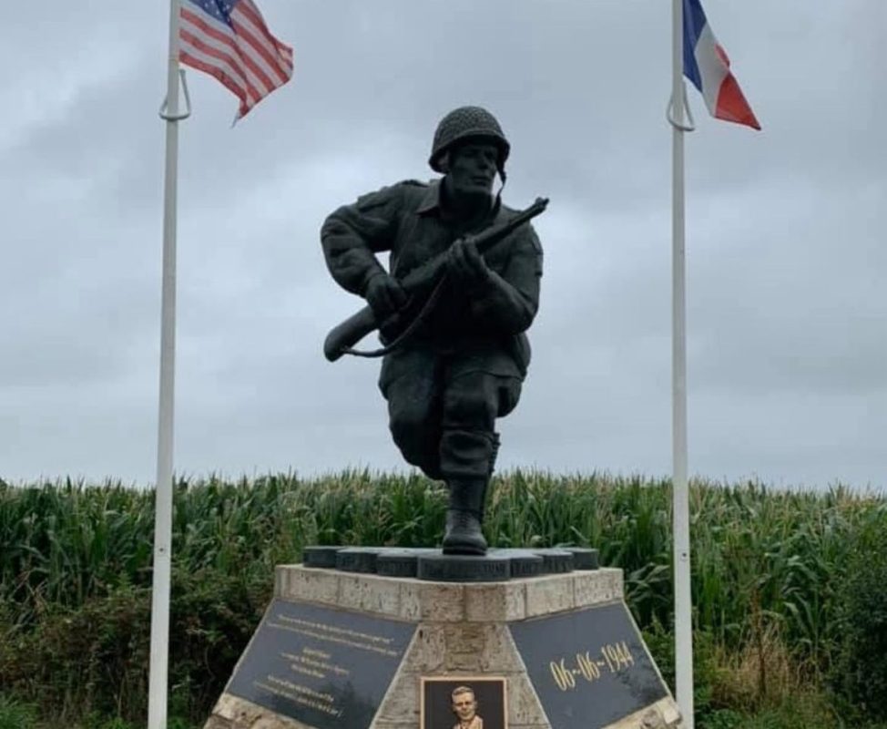 Οι υπουργοί Άμυνας Γαλλίας και ΗΠΑ και εκπρόσωποι πολλών χωρών τίμησαν τα 81 χρόνια από την Απόβαση της Νορμανδίας