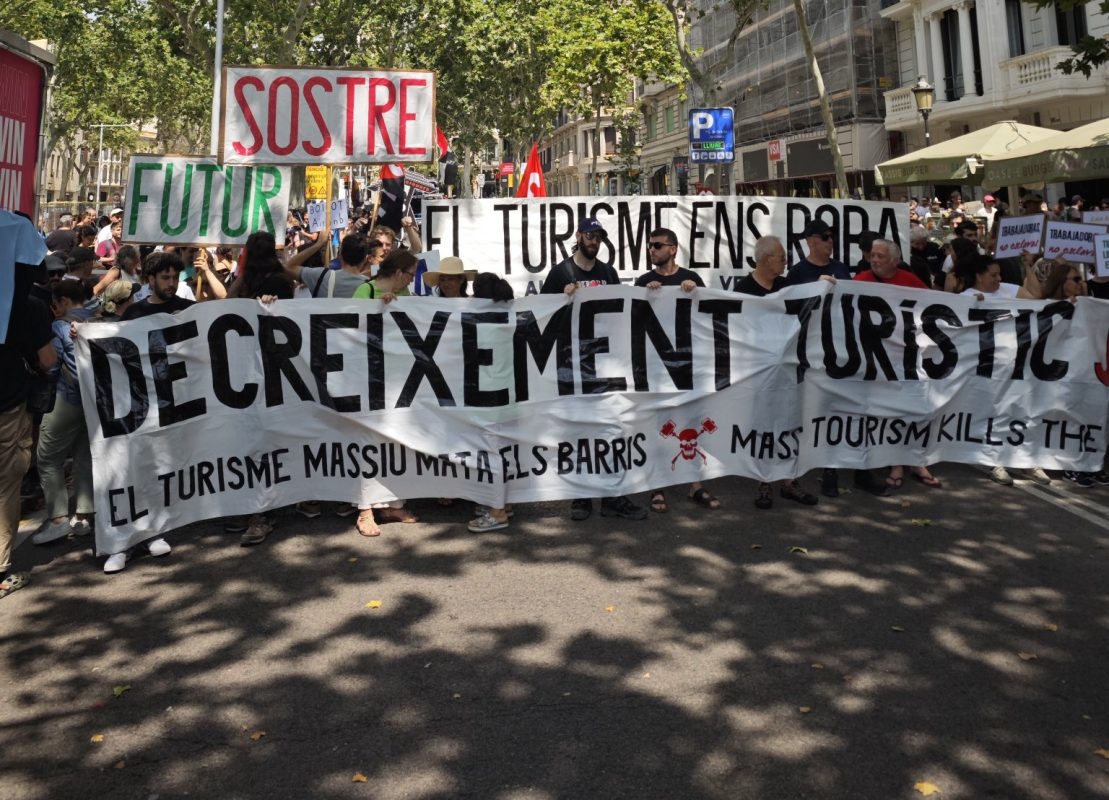 «Οι διακοπές σας, το βάσανό μου»: Χιλιάδες κάτοικοι πόλεων της νότιας Ευρώπης ξανά στους δρόμους κατά του υπερτουρισμού