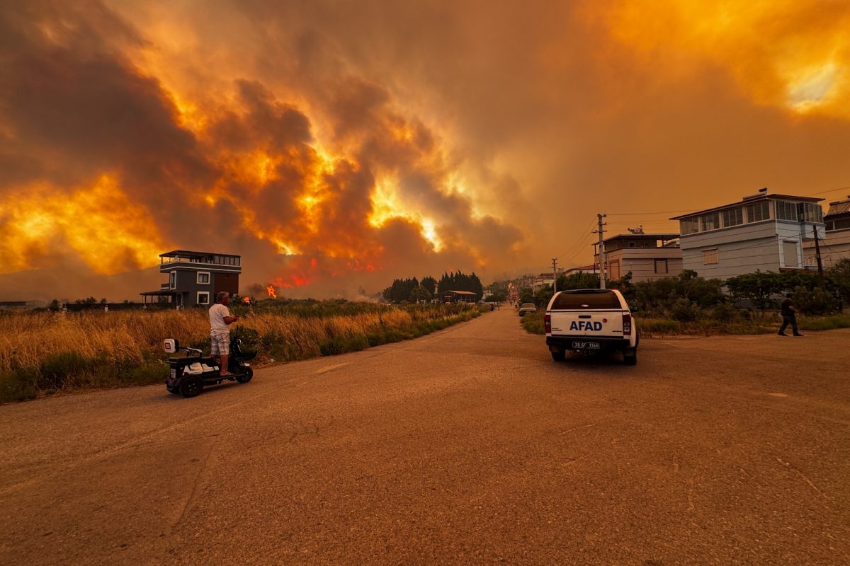 Μεγάλη φωτιά στην επαρχία της Σμύρνης – Καπνοί και στάχτες έφτασαν μέχρι την Πάτμο