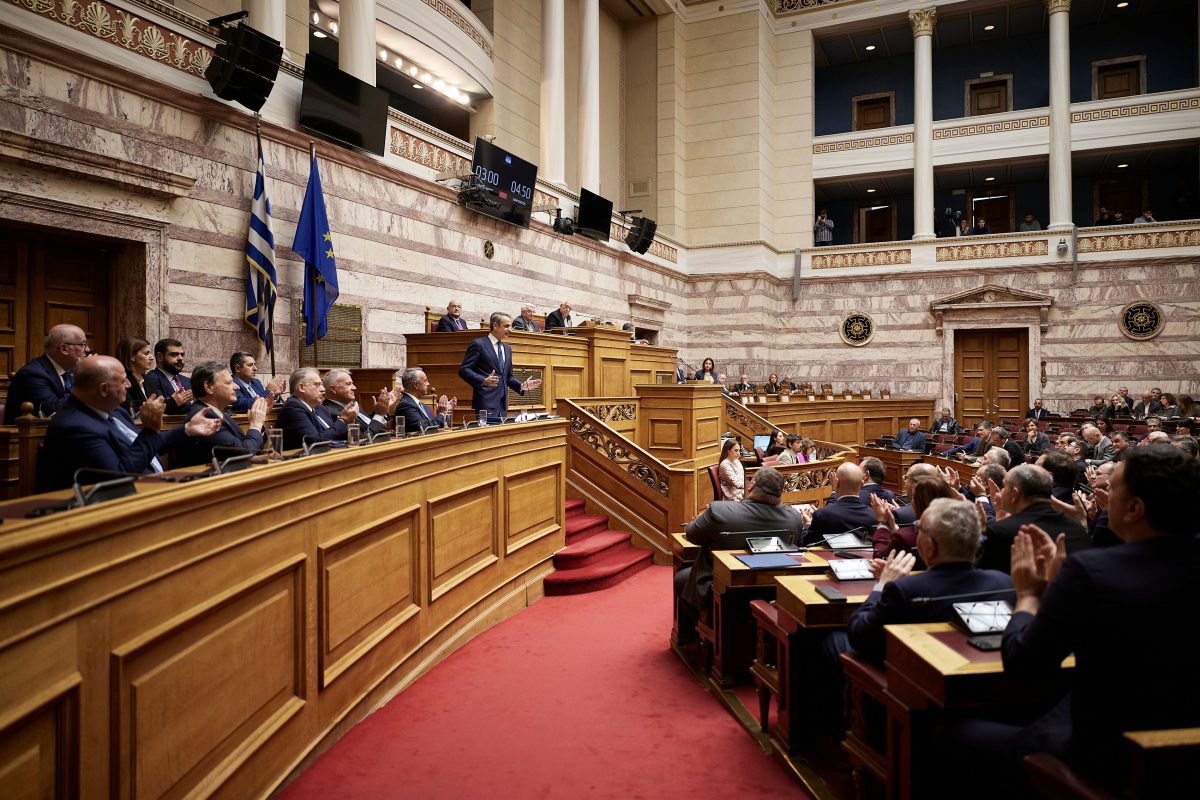 Βουλή: Κατατέθηκε το νομοσχέδιο που τροποποιεί το πλαίσιο κανόνων για τη δημοσιονομική διαχείριση