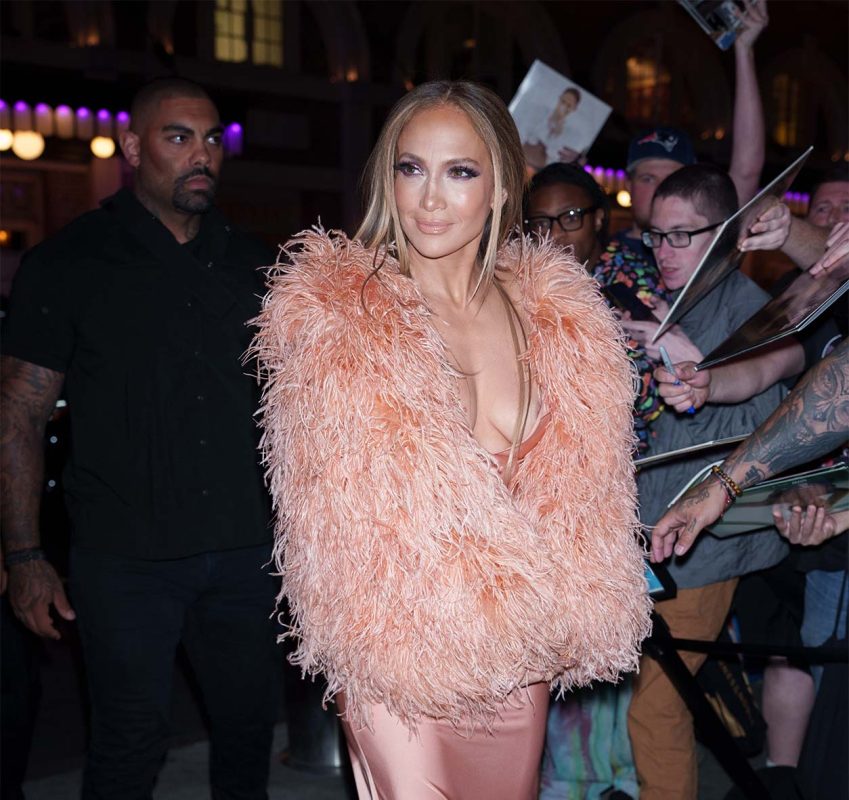 Jennifer Lopez: Εκρηκτική εμφάνιση στη σκηνή με ένα μικροσκοπικό κορμάκι