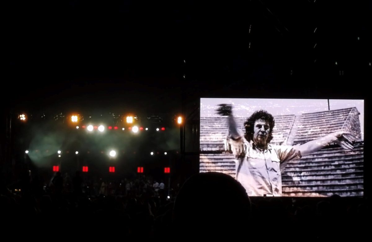 Συναυλία για τα 100 χρόνια από τη γέννηση του Μίκη Θεοδωράκη: «Λίγο ακόμα να σηκωθούμε λίγο ψηλότερα» – ΒΙΝΤΕΟ