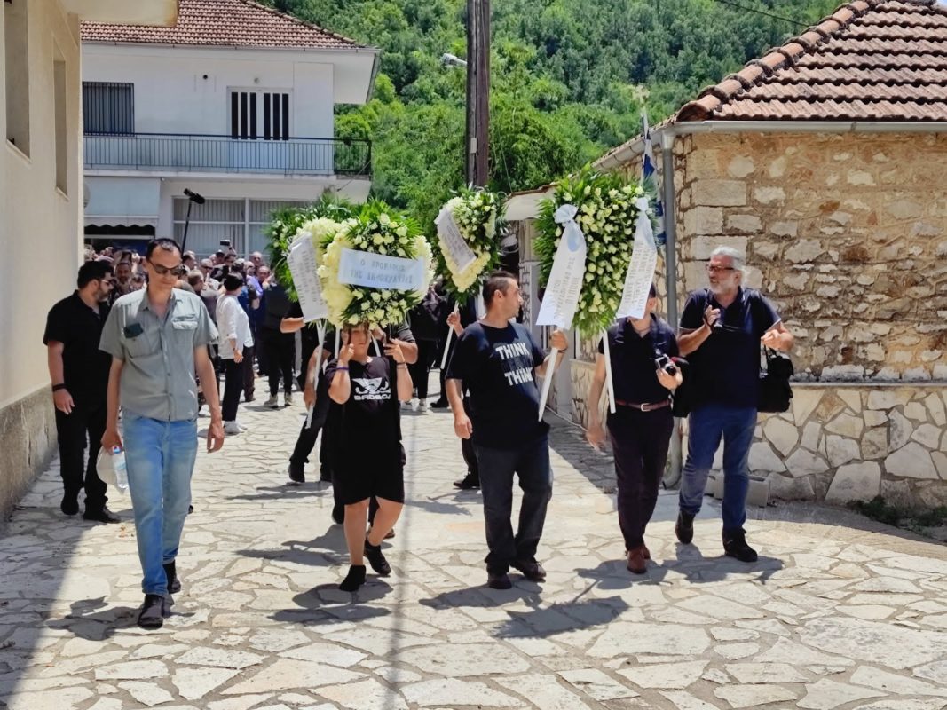 Ιωάννινα: Με συγκίνηση και υπό τους ήχους του κλαρίνου το τελευταίο αντίο στον Πετρολούκα Χαλκιά
