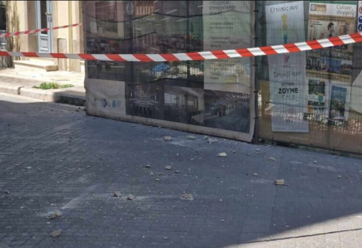 Πάτρα: Νέο περιστατικό με πτώση σοβάδων από μπαλκόνι πολυκατοικίας – ΕΙΚΟΝΕΣ