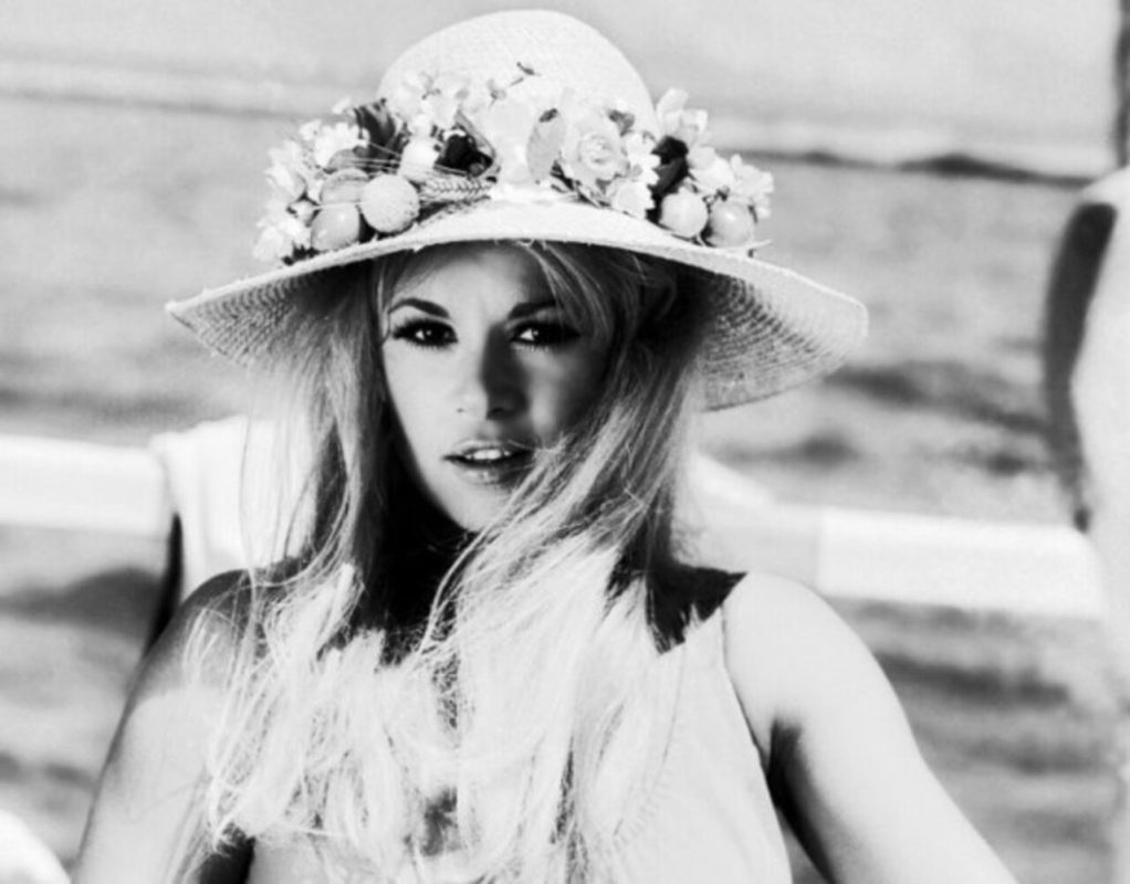 Αλίκη Βουγιουκλάκη: Με τον Αλέκο Σακελλάριο στα γυρίσματα της ταινίας «Το ξύλο βγήκε από τον Παράδεισο» – Σπάνιο κλικ από το 1959