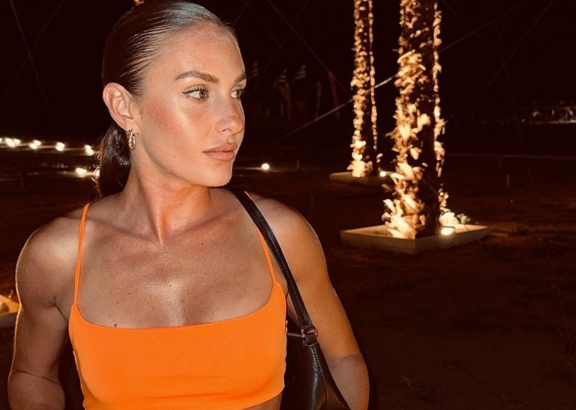 Πιο εντυπωσιακή από ποτέ η Κατερίνα Δαλάκα – Το βίντεο με τις ρακέτες στην παραλία