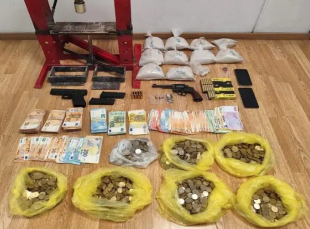 Δυτική Αττική: Μεγάλη επιχείρηση της ΕΛ.ΑΣ – Κατασχέθηκαν όπλα, ποσότητες ναρκωτικών και πάνω από 38.000 ευρώ