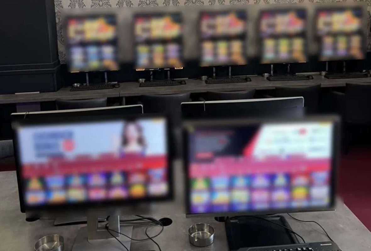 Στο δόκανο της αστυνομίας παράνομο καζίνο στον Πειραιά – Συνελήφθησαν δύο άτομα και κατασχέθηκαν 34 υπολογιστές με «φρουτάκια»