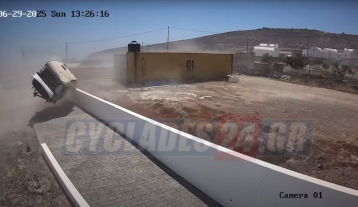 Σαντορίνη: Θυελλώδεις άνεμοι σήκωσαν στον αέρα τροχόσπιτο και το διέλυσαν – ΒΙΝΤΕΟ