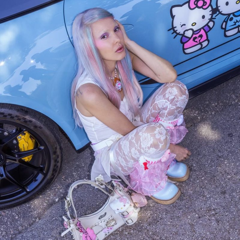 Οι Τάμτα, Charli XCX και Addison Rae μόλις δημιούργησαν τη νέα καλοκαιρινή τάση