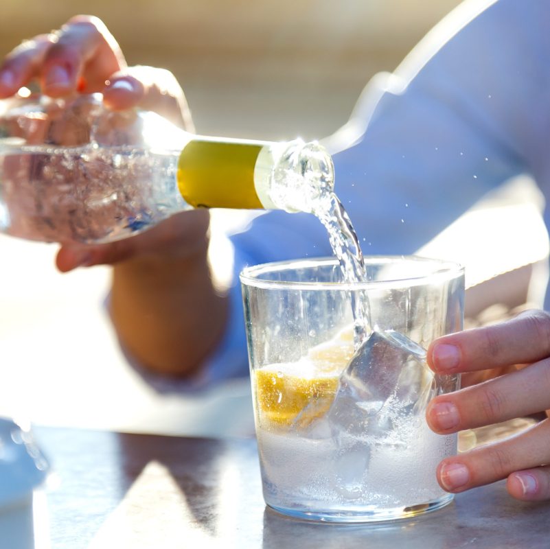 Τι συμβαίνει στο σώμα σας αν πίνετε συχνά ανθρακούχο νερό – H αλήθεια θα σας εκπλήξει