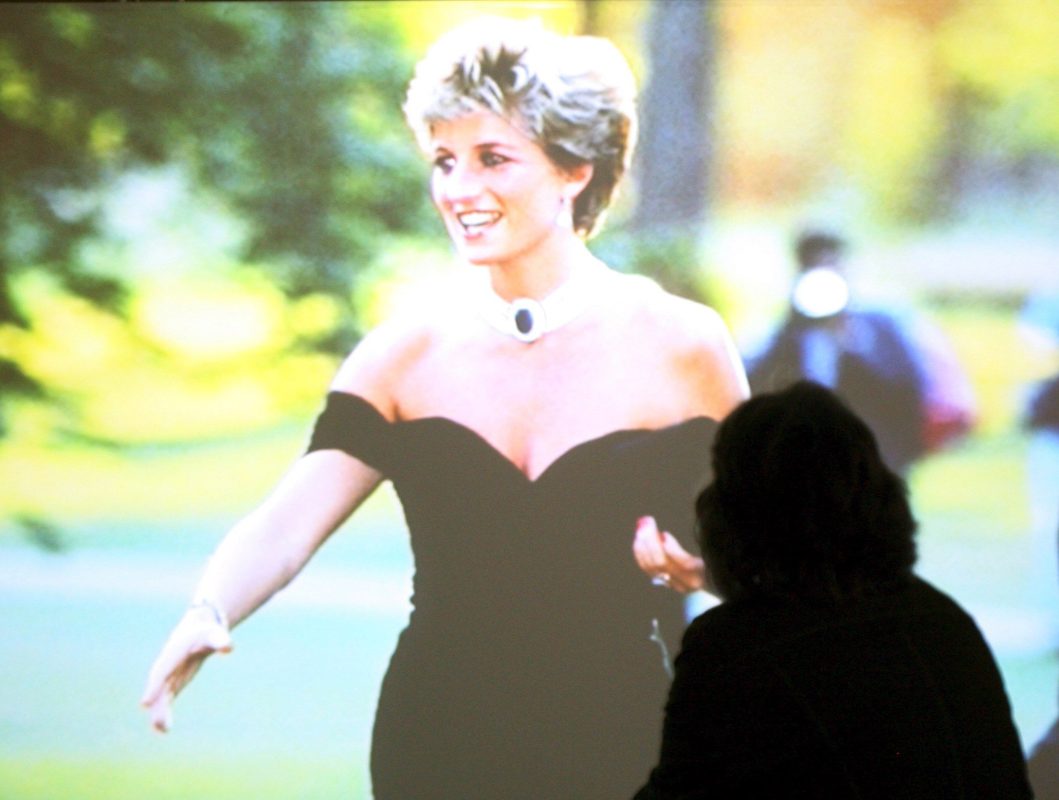 Πριγκίπισσα Diana: Το μυστήριο με τα παλτό της – Γιατί δεν βγαίνουν σε δημοπρασία