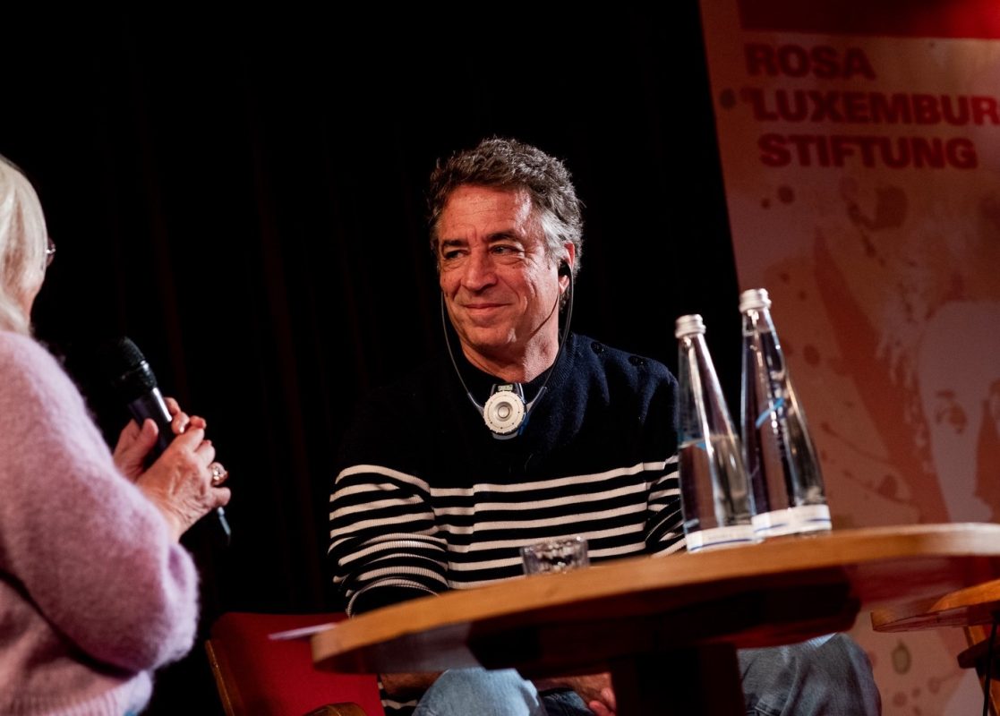 Michael Hardt στο real.gr: «Το μέλλον της δημοκρατίας βρίσκεται στην κοινωνική αντίσταση»