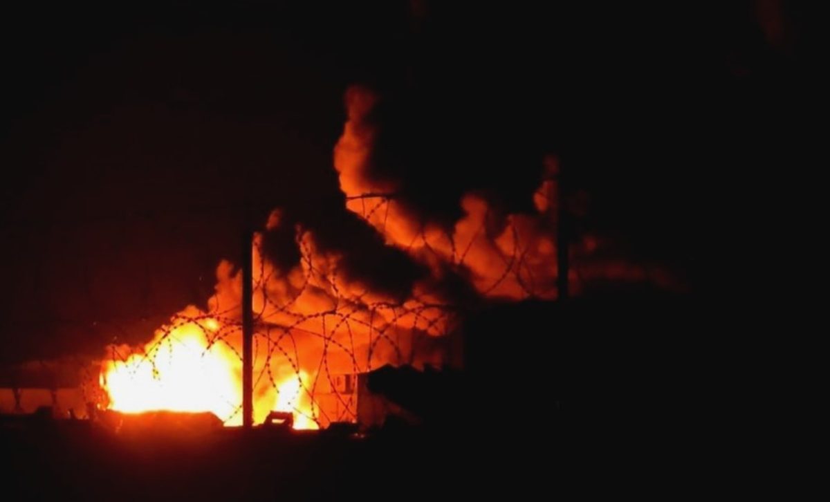 Μέγαρα: Μαίνεται η φωτιά σε εργοστάσιο πλαστικών – Ήχησε το 112 – Εκτροπές στην κυκλοφορία – BINTEO