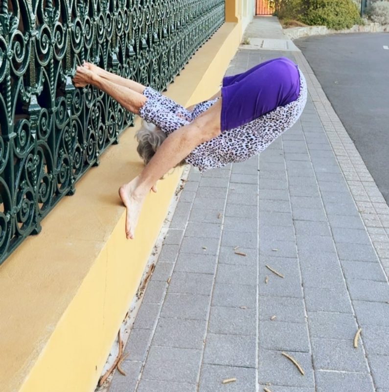 Η γιαγιά «λάστιχο» με τους 1,5 εκατ. followers – Δεν φαντάζεστε τι κάνει στα 76 της