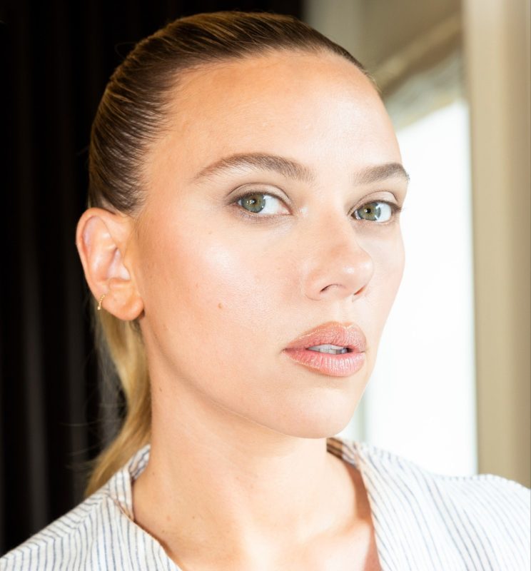 Η Scarlett Johansson επέλεξε το εμβληματικό millennial χτένισμα που ανανεώνει την κουπ σας με μια κίνηση