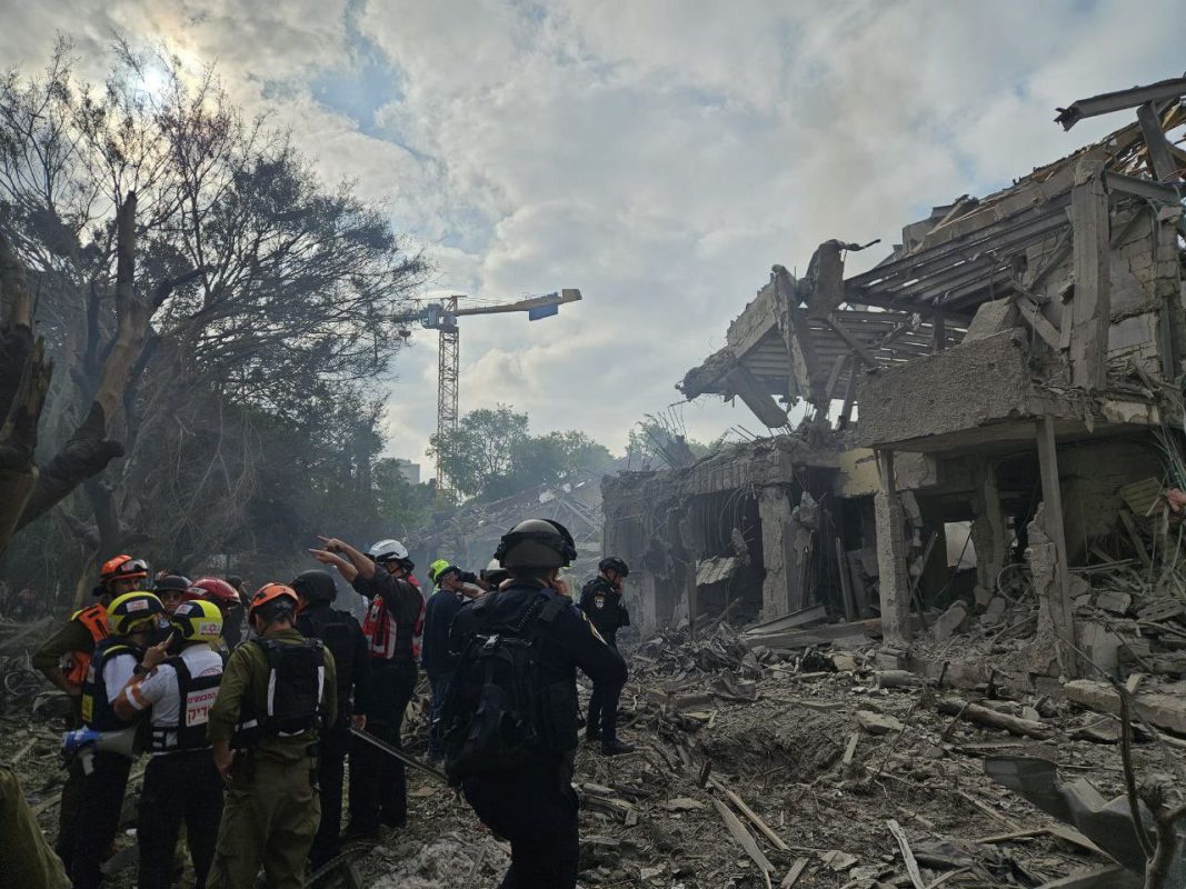 To Ιράν έπληξε το Ισραήλ με δεκάδες βαλλιστικούς πυραύλους – Τουλάχιστον 11 τραυματίες – ΒΙΝΤΕΟ