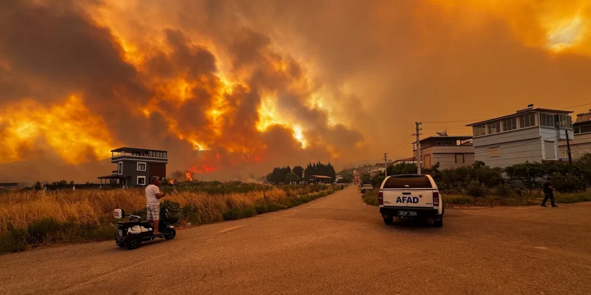Μαίνεται η μεγάλη φωτιά στη Σμύρνη: Κάηκαν σπίτια – Στα ελληνικά νησιά έφθασε η στάχτη